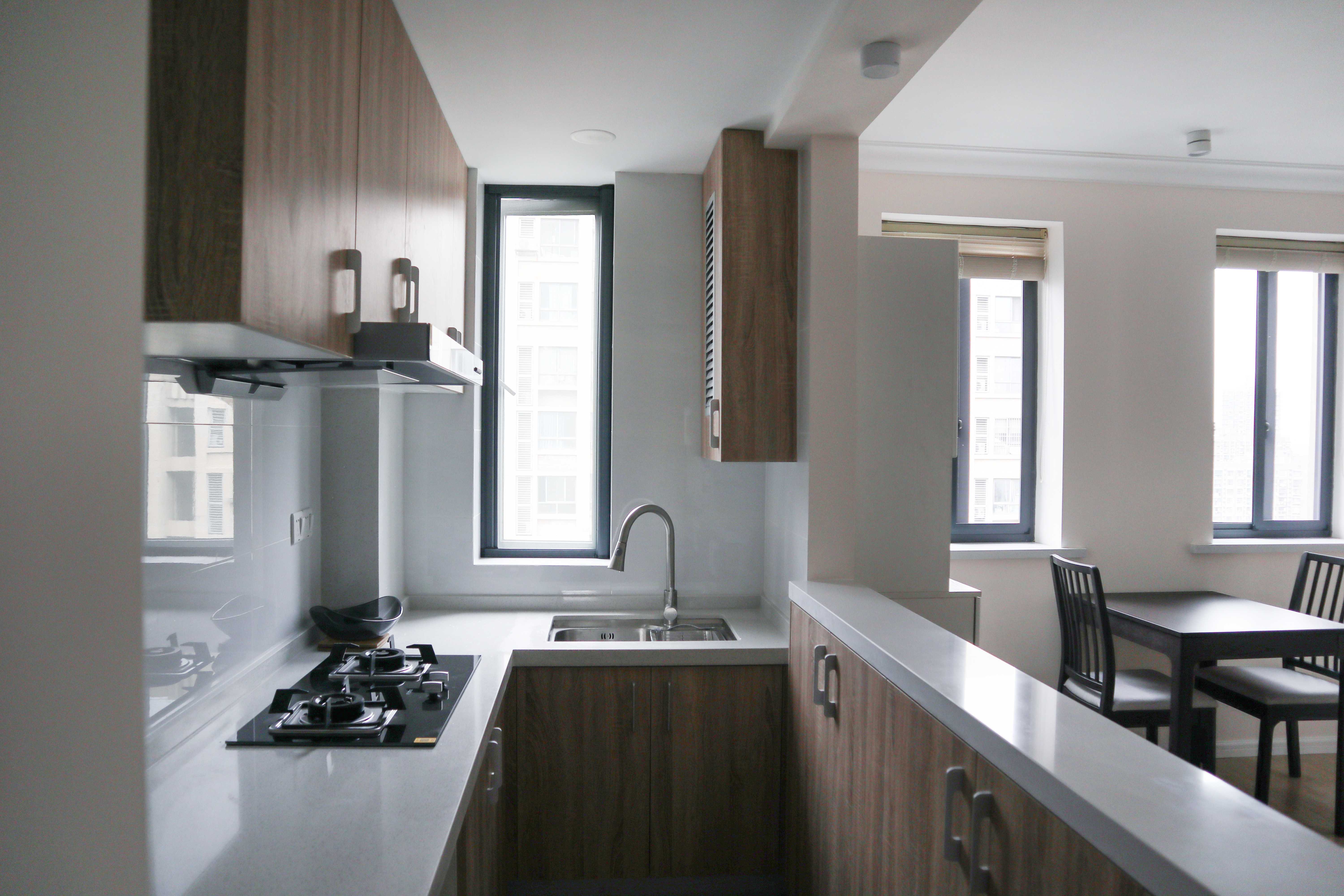 半开放式的厨房与客厅通透的设计，让空间看起来更加宽敞明亮！一点都没有一室户的拥挤感！